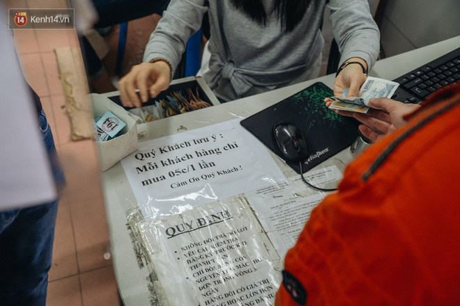 Người Hà Nội 'rồng rắn' hết cả con phố, đợi nhận 'tem phiếu' để mua khẩu trang vải sử dụng 30 lần - 16 Người Hà Nội 'rồng rắn' hết cả con phố, đợi nhận 'tem phiếu' để mua khẩu trang vải sử dụng 30 lần - 16