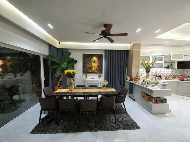 Hoa mắt vì biệt thự mới tậu của dàn sao Việt: Toàn bạc tỷ siêu sang, nhà Ngọc Trinh xa hoa như khách sạn 5 sao - 13 Hoa mắt vì biệt thự mới tậu của dàn sao Việt: Toàn bạc tỷ siêu sang, nhà Ngọc Trinh xa hoa như khách sạn 5 sao - 13