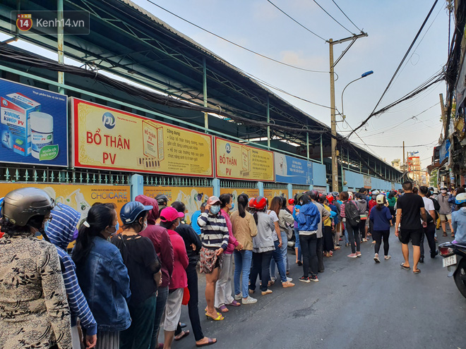 Ảnh: Vạ vật xếp hàng dài cả cây số từ sáng sớm để mua khẩu trang vẫn không được, người Sài Gòn ngán ngẩm ra về - 1 Ảnh: Vạ vật xếp hàng dài cả cây số từ sáng sớm để mua khẩu trang vẫn không được, người Sài Gòn ngán ngẩm ra về - 1