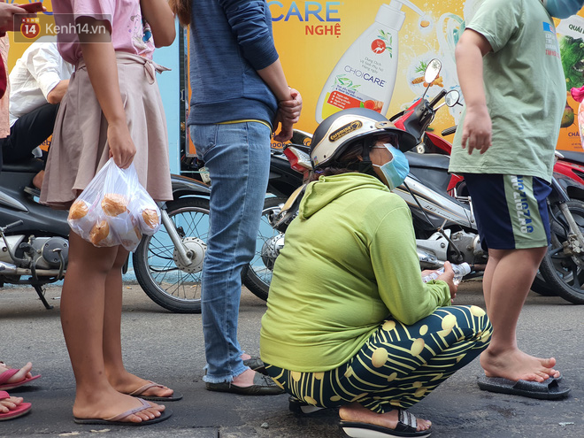 Ảnh: Vạ vật xếp hàng dài cả cây số từ sáng sớm để mua khẩu trang vẫn không được, người Sài Gòn ngán ngẩm ra về - 6 Ảnh: Vạ vật xếp hàng dài cả cây số từ sáng sớm để mua khẩu trang vẫn không được, người Sài Gòn ngán ngẩm ra về - 6
