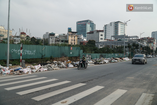 Ảnh: Tuyến đường huyết mạch nối ba quận nội thành Hà Nội bị rác thải “bao vây' - 7 Ảnh: Tuyến đường huyết mạch nối ba quận nội thành Hà Nội bị rác thải “bao vây' - 7