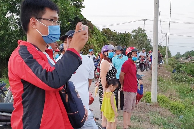 Người dân vẫn ùn ùn đổ về nhà hoang, nơi Tuấn 'Khỉ' bị tiêu diệt Người dân vẫn ùn ùn đổ về nhà hoang, nơi Tuấn 'Khỉ' bị tiêu diệt
