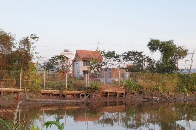 Người dân vẫn ùn ùn đổ về nhà hoang, nơi Tuấn 'Khỉ' bị tiêu diệt - 1 Người dân vẫn ùn ùn đổ về nhà hoang, nơi Tuấn 'Khỉ' bị tiêu diệt - 1