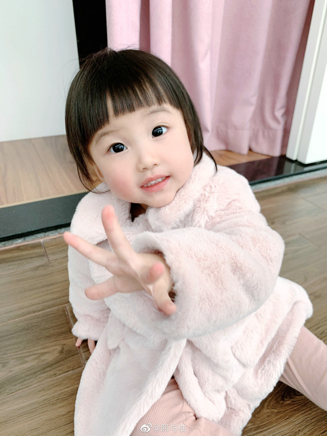 Sau 4 năm, gia đình bố đẹp trai, mẹ xinh gái, con đáng yêu hot nhất MXH Trung Quốc một lần nữa khiến dân tình phải khóc ròng ghen tị - 13 Sau 4 năm, gia đình bố đẹp trai, mẹ xinh gái, con đáng yêu hot nhất MXH Trung Quốc một lần nữa khiến dân tình phải khóc ròng ghen tị - 13