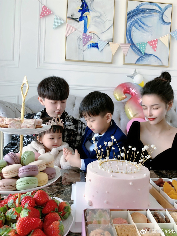 Sau 4 năm, gia đình bố đẹp trai, mẹ xinh gái, con đáng yêu hot nhất MXH Trung Quốc một lần nữa khiến dân tình phải khóc ròng ghen tị - 5 Sau 4 năm, gia đình bố đẹp trai, mẹ xinh gái, con đáng yêu hot nhất MXH Trung Quốc một lần nữa khiến dân tình phải khóc ròng ghen tị - 5