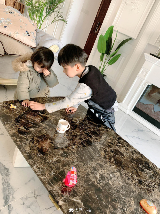 Sau 4 năm, gia đình bố đẹp trai, mẹ xinh gái, con đáng yêu hot nhất MXH Trung Quốc một lần nữa khiến dân tình phải khóc ròng ghen tị - 9 Sau 4 năm, gia đình bố đẹp trai, mẹ xinh gái, con đáng yêu hot nhất MXH Trung Quốc một lần nữa khiến dân tình phải khóc ròng ghen tị - 9