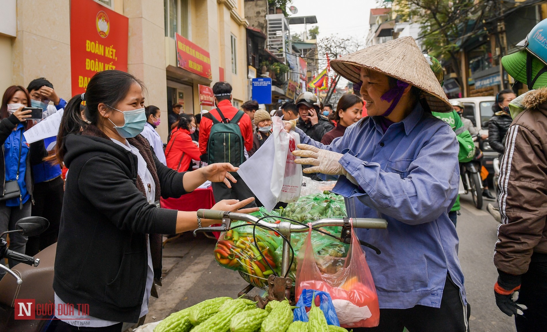 Người dân xếp hàng dài nhận nước rửa tay miễn phí - 7 Người dân xếp hàng dài nhận nước rửa tay miễn phí - 7