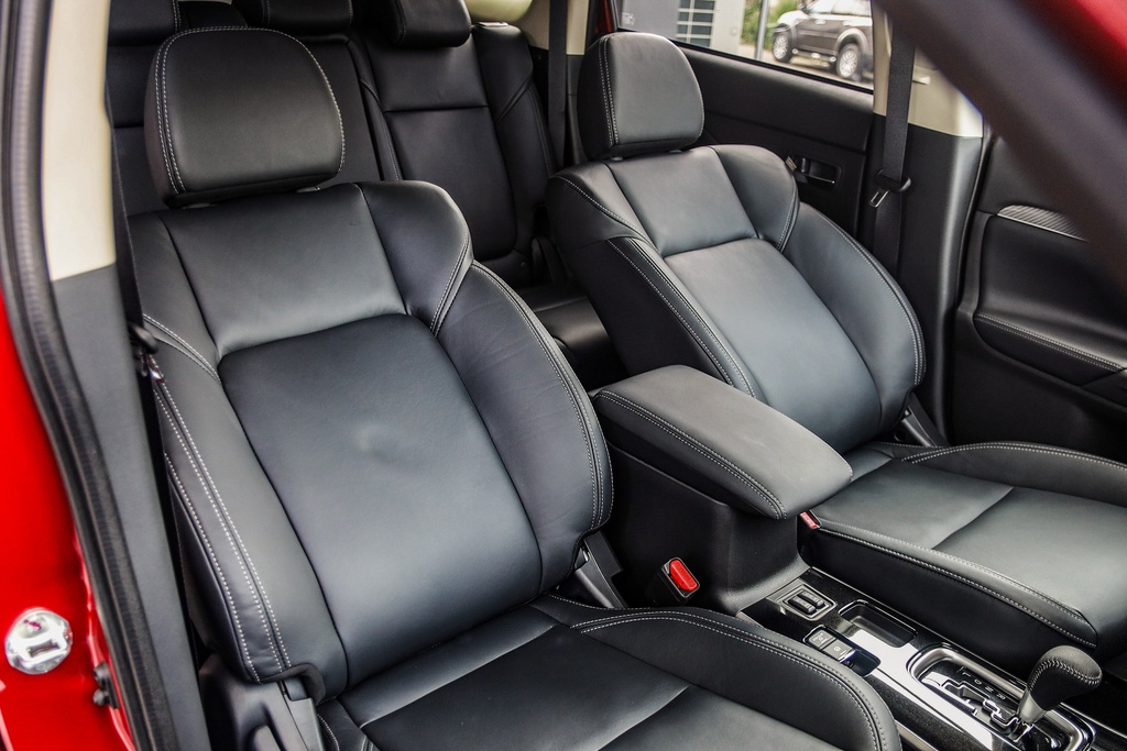 Cận cảnh Mitsubishi Outlander 2020 vừa ra mắt tại Việt Nam với nhiều tính năng nổi bật - 1 Cận cảnh Mitsubishi Outlander 2020 vừa ra mắt tại Việt Nam với nhiều tính năng nổi bật - 1