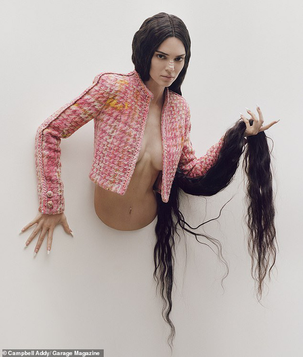 Sau bộ hình nude 100%, Kendall Jenner lại tung ảnh cởi trần với phong cách gây sốc - 2 Sau bộ hình nude 100%, Kendall Jenner lại tung ảnh cởi trần với phong cách gây sốc - 2