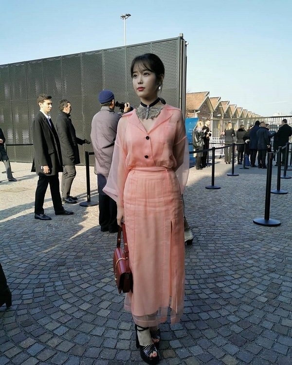 Ma nữ Davika khoe ngực nóng bỏng với áo xẻ sâu, lấn át IU tại tuần lễ thời trang Milan - 3 Ma nữ Davika khoe ngực nóng bỏng với áo xẻ sâu, lấn át IU tại tuần lễ thời trang Milan - 3
