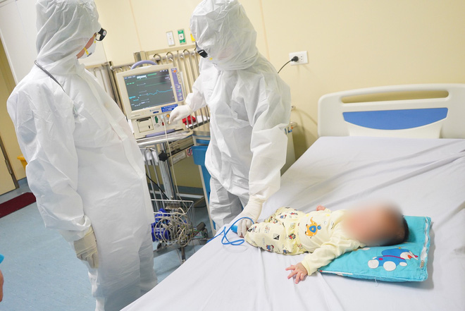 Chùm ảnh: Hành trình 9 ngày điều trị thành công cho bệnh nhi nhỏ tuổi nhất Việt Nam nhiễm COVID-19 - 3 Chùm ảnh: Hành trình 9 ngày điều trị thành công cho bệnh nhi nhỏ tuổi nhất Việt Nam nhiễm COVID-19 - 3