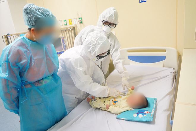 Chùm ảnh: Hành trình 9 ngày điều trị thành công cho bệnh nhi nhỏ tuổi nhất Việt Nam nhiễm COVID-19 - 2 Chùm ảnh: Hành trình 9 ngày điều trị thành công cho bệnh nhi nhỏ tuổi nhất Việt Nam nhiễm COVID-19 - 2