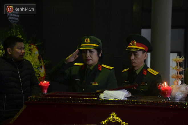 Vợ con bật khóc, không đứng vững trong lễ tang NSƯT Vũ Mạnh Dũng, hàng nghìn người đến chia buồn cùng gia đình cố nghệ sĩ - 8 Vợ con bật khóc, không đứng vững trong lễ tang NSƯT Vũ Mạnh Dũng, hàng nghìn người đến chia buồn cùng gia đình cố nghệ sĩ - 8