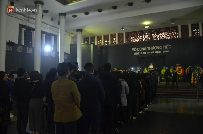Vợ con bật khóc, không đứng vững trong lễ tang NSƯT Vũ Mạnh Dũng, hàng nghìn người đến chia buồn cùng gia đình cố nghệ sĩ - 1 Vợ con bật khóc, không đứng vững trong lễ tang NSƯT Vũ Mạnh Dũng, hàng nghìn người đến chia buồn cùng gia đình cố nghệ sĩ - 1
