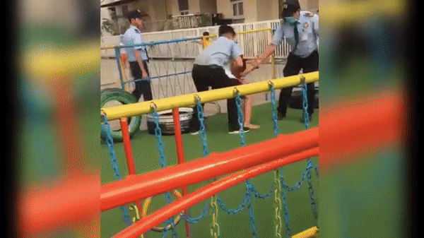 Xôn xao clip bảo vệ chung cư dùng cùi chỏ đánh trẻ em sau khi cấm chơi bóng ở sân chung cư Xôn xao clip bảo vệ chung cư dùng cùi chỏ đánh trẻ em sau khi cấm chơi bóng ở sân chung cư