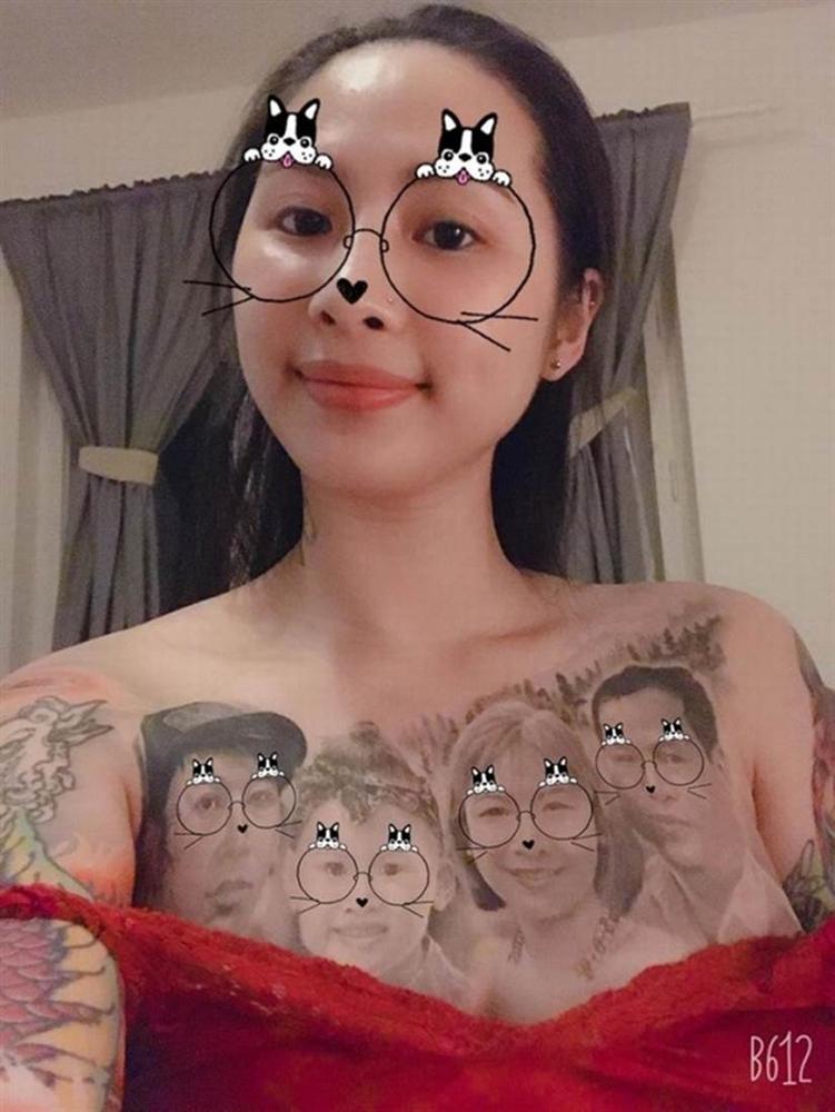 Cô gái trẻ gây choáng khi xăm hình cả gia đình lên ngực Cô gái trẻ gây choáng khi xăm hình cả gia đình lên ngực
