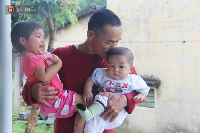 Vợ mất sau khi sinh, chồng một nách ôm 3 đứa con khờ dại: 'Sao ba để mẹ ngồi đó mà không xuống chơi với con' - 5 Vợ mất sau khi sinh, chồng một nách ôm 3 đứa con khờ dại: 'Sao ba để mẹ ngồi đó mà không xuống chơi với con' - 5