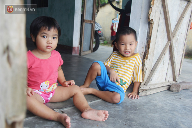 Vợ mất sau khi sinh, chồng một nách ôm 3 đứa con khờ dại: 'Sao ba để mẹ ngồi đó mà không xuống chơi với con' - 2 Vợ mất sau khi sinh, chồng một nách ôm 3 đứa con khờ dại: 'Sao ba để mẹ ngồi đó mà không xuống chơi với con' - 2