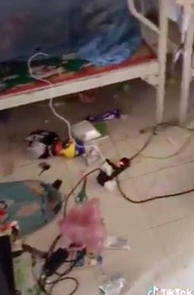 Dân mạng 'dậy sóng' vì clip quay cảnh KTX bẩn kinh hoàng của một nhóm nam sinh - 4 Dân mạng 'dậy sóng' vì clip quay cảnh KTX bẩn kinh hoàng của một nhóm nam sinh - 4