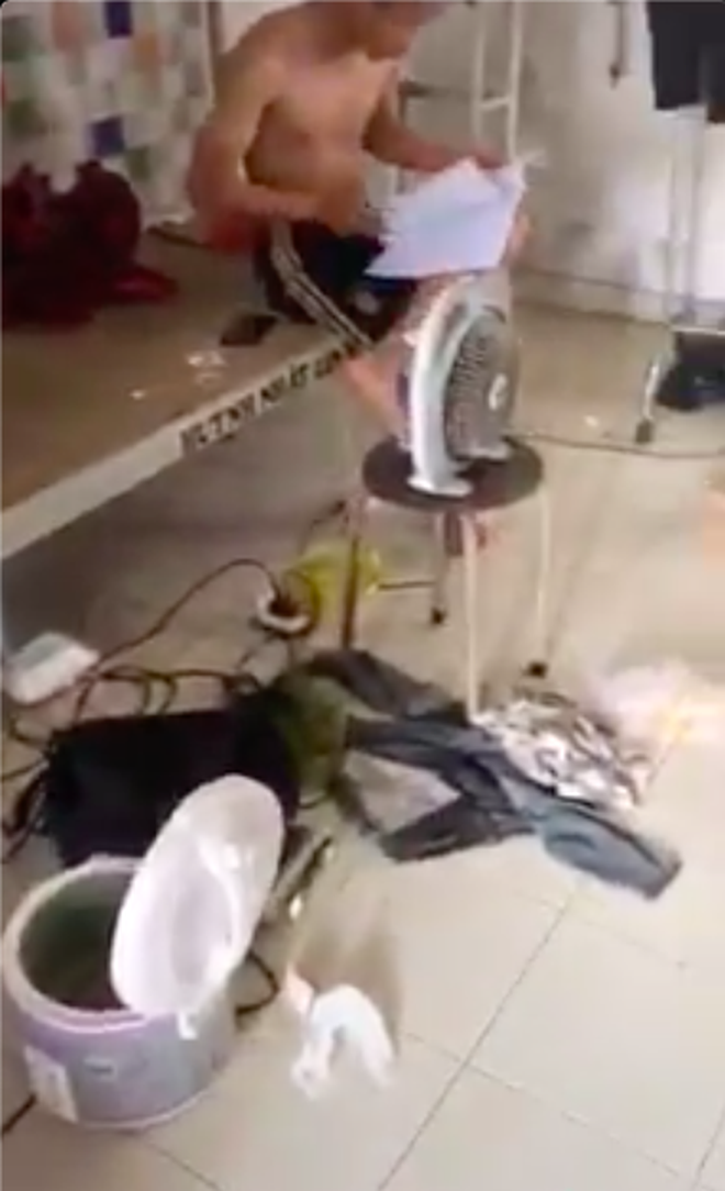 Dân mạng 'dậy sóng' vì clip quay cảnh KTX bẩn kinh hoàng của một nhóm nam sinh - 2 Dân mạng 'dậy sóng' vì clip quay cảnh KTX bẩn kinh hoàng của một nhóm nam sinh - 2