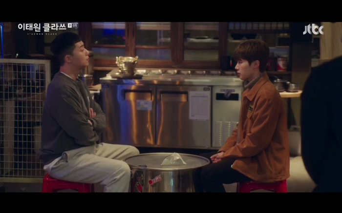 'Tầng lớp Itaewon' tập 8: Kim Da Mi phản bội Park Seo Joon sau khi bị đuổi việc? - 24 'Tầng lớp Itaewon' tập 8: Kim Da Mi phản bội Park Seo Joon sau khi bị đuổi việc? - 24