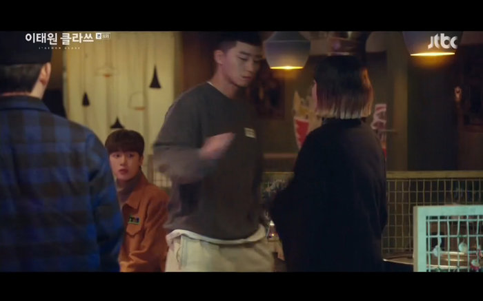'Tầng lớp Itaewon' tập 8: Kim Da Mi phản bội Park Seo Joon sau khi bị đuổi việc? - 26 'Tầng lớp Itaewon' tập 8: Kim Da Mi phản bội Park Seo Joon sau khi bị đuổi việc? - 26