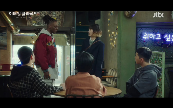'Tầng lớp Itaewon' tập 8: Kim Da Mi phản bội Park Seo Joon sau khi bị đuổi việc? - 35 'Tầng lớp Itaewon' tập 8: Kim Da Mi phản bội Park Seo Joon sau khi bị đuổi việc? - 35