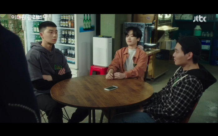 'Tầng lớp Itaewon' tập 8: Kim Da Mi phản bội Park Seo Joon sau khi bị đuổi việc? - 37 'Tầng lớp Itaewon' tập 8: Kim Da Mi phản bội Park Seo Joon sau khi bị đuổi việc? - 37