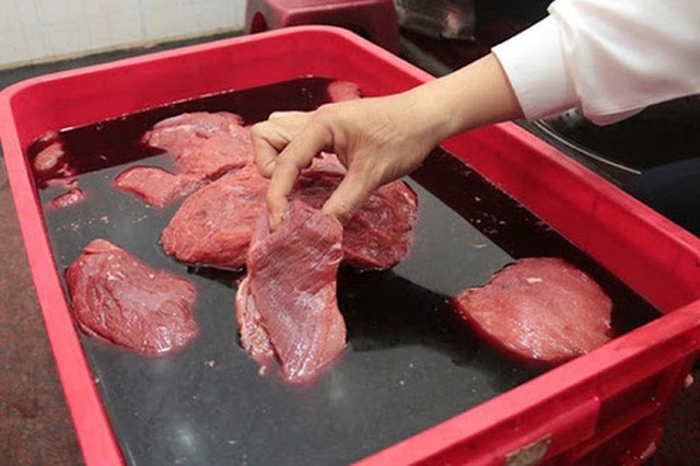 Dấu hiệu cảnh báo thực phẩm bị 'tắm' ngập hóa chất độc hại Dấu hiệu cảnh báo thực phẩm bị 'tắm' ngập hóa chất độc hại