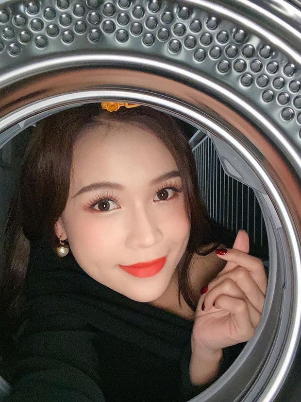 Hết máy giặt giờ dân mạng lại thi nhau bắt trend chụp hình với nồi cơm điện cho đến giấy bạc - 7 Hết máy giặt giờ dân mạng lại thi nhau bắt trend chụp hình với nồi cơm điện cho đến giấy bạc - 7