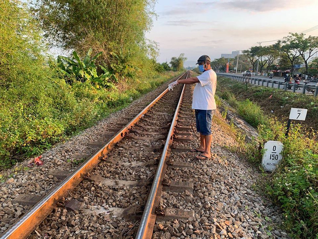 Nằm trên đường ray, người đàn ông bị tàu hỏa tông chết thảm Nằm trên đường ray, người đàn ông bị tàu hỏa tông chết thảm