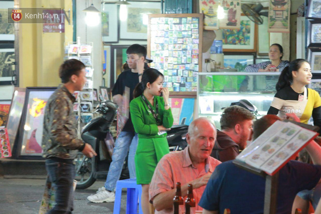 Người dân bắt đầu chủ quan giữa dịch Covid-19: Phố Tạ Hiện vẫn đông đúc người ăn nhậu, nhân viên cafe không đeo khẩu trang - 7 Người dân bắt đầu chủ quan giữa dịch Covid-19: Phố Tạ Hiện vẫn đông đúc người ăn nhậu, nhân viên cafe không đeo khẩu trang - 7