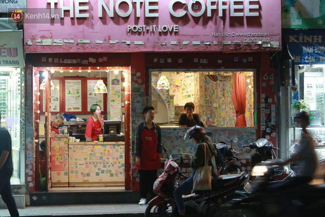 Người dân bắt đầu chủ quan giữa dịch Covid-19: Phố Tạ Hiện vẫn đông đúc người ăn nhậu, nhân viên cafe không đeo khẩu trang - 12 Người dân bắt đầu chủ quan giữa dịch Covid-19: Phố Tạ Hiện vẫn đông đúc người ăn nhậu, nhân viên cafe không đeo khẩu trang - 12