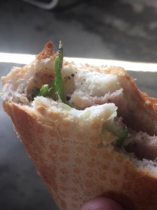 Rùng mình khi thấy 'topping' lạ trong chiếc bánh mì cắn dở, anh chàng lên mạng than thở lại bất ngờ nhận được lời chúc kì lạ này - 1 Rùng mình khi thấy 'topping' lạ trong chiếc bánh mì cắn dở, anh chàng lên mạng than thở lại bất ngờ nhận được lời chúc kì lạ này - 1