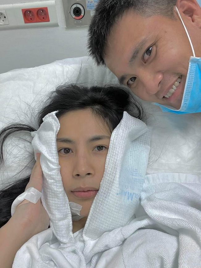 Công Vinh khoe ảnh đi chăm Thủy Tiên trong bệnh viện, tiện thể than thở về người vợ luôn 'tưởng mình là đàn ông', thích tự làm mọi thứ Công Vinh khoe ảnh đi chăm Thủy Tiên trong bệnh viện, tiện thể than thở về người vợ luôn 'tưởng mình là đàn ông', thích tự làm mọi thứ
