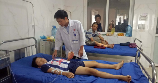 Điện thoại phát nổ khi đang sạc, bé trai dập nát bàn tay Điện thoại phát nổ khi đang sạc, bé trai dập nát bàn tay