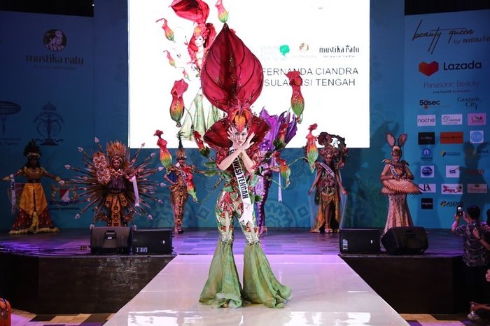 Hoa hậu Hoàn vũ Indoneisa bị tố 'ăn cắp' ý tưởng 'Hoa dâm bụt' ở Miss Universe 2019 - 13 Hoa hậu Hoàn vũ Indoneisa bị tố 'ăn cắp' ý tưởng 'Hoa dâm bụt' ở Miss Universe 2019 - 13