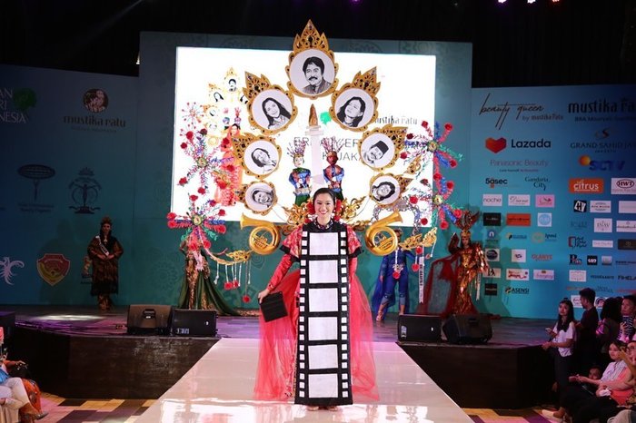 Hoa hậu Hoàn vũ Indoneisa bị tố 'ăn cắp' ý tưởng 'Hoa dâm bụt' ở Miss Universe 2019 - 5 Hoa hậu Hoàn vũ Indoneisa bị tố 'ăn cắp' ý tưởng 'Hoa dâm bụt' ở Miss Universe 2019 - 5