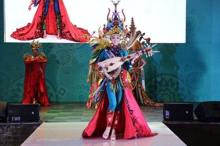 Hoa hậu Hoàn vũ Indoneisa bị tố 'ăn cắp' ý tưởng 'Hoa dâm bụt' ở Miss Universe 2019 - 6 Hoa hậu Hoàn vũ Indoneisa bị tố 'ăn cắp' ý tưởng 'Hoa dâm bụt' ở Miss Universe 2019 - 6