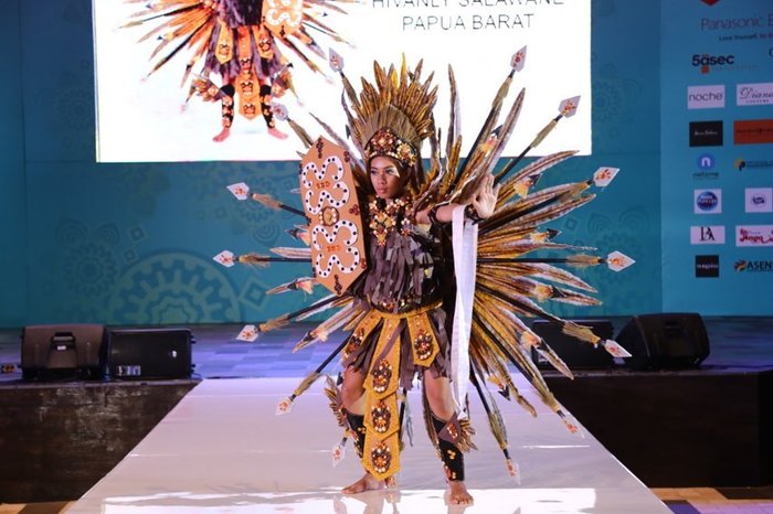 Hoa hậu Hoàn vũ Indoneisa bị tố 'ăn cắp' ý tưởng 'Hoa dâm bụt' ở Miss Universe 2019 - 7 Hoa hậu Hoàn vũ Indoneisa bị tố 'ăn cắp' ý tưởng 'Hoa dâm bụt' ở Miss Universe 2019 - 7