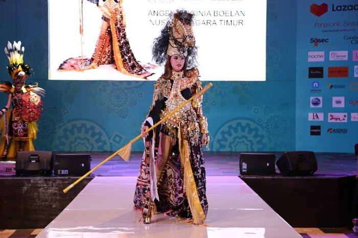 Hoa hậu Hoàn vũ Indoneisa bị tố 'ăn cắp' ý tưởng 'Hoa dâm bụt' ở Miss Universe 2019 - 8 Hoa hậu Hoàn vũ Indoneisa bị tố 'ăn cắp' ý tưởng 'Hoa dâm bụt' ở Miss Universe 2019 - 8