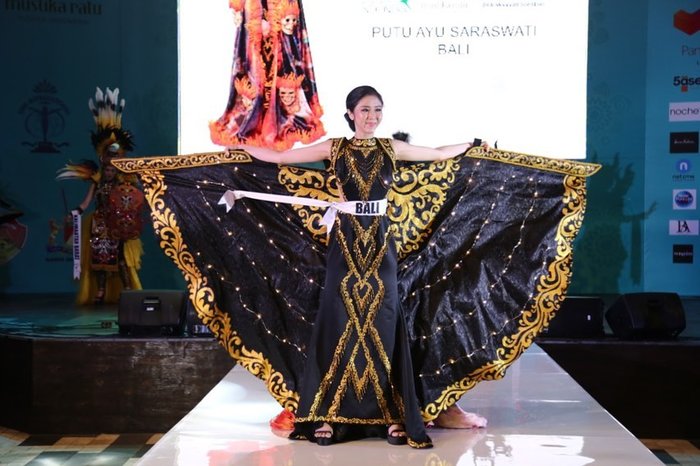 Hoa hậu Hoàn vũ Indoneisa bị tố 'ăn cắp' ý tưởng 'Hoa dâm bụt' ở Miss Universe 2019 - 9 Hoa hậu Hoàn vũ Indoneisa bị tố 'ăn cắp' ý tưởng 'Hoa dâm bụt' ở Miss Universe 2019 - 9