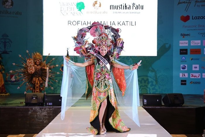 Hoa hậu Hoàn vũ Indoneisa bị tố 'ăn cắp' ý tưởng 'Hoa dâm bụt' ở Miss Universe 2019 - 10 Hoa hậu Hoàn vũ Indoneisa bị tố 'ăn cắp' ý tưởng 'Hoa dâm bụt' ở Miss Universe 2019 - 10