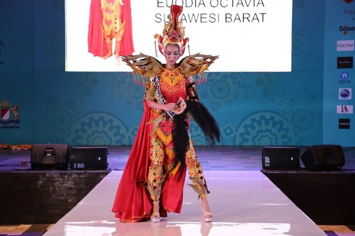Hoa hậu Hoàn vũ Indoneisa bị tố 'ăn cắp' ý tưởng 'Hoa dâm bụt' ở Miss Universe 2019 - 11 Hoa hậu Hoàn vũ Indoneisa bị tố 'ăn cắp' ý tưởng 'Hoa dâm bụt' ở Miss Universe 2019 - 11