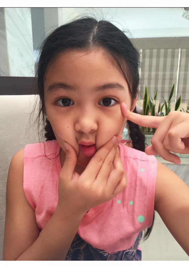 Hành trình thay đổi ngoại hình của Lọ Lem - con gái MC Quyền Linh: Khi bé mũm mĩm, lớn lên cao gầy xinh đẹp xuất sắc - 7 Hành trình thay đổi ngoại hình của Lọ Lem - con gái MC Quyền Linh: Khi bé mũm mĩm, lớn lên cao gầy xinh đẹp xuất sắc - 7