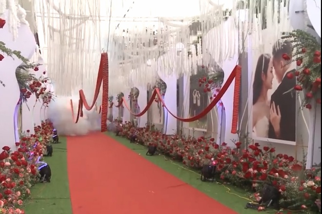 Đám cưới tại Hà Nội đốt pháo đỏ đường - 2