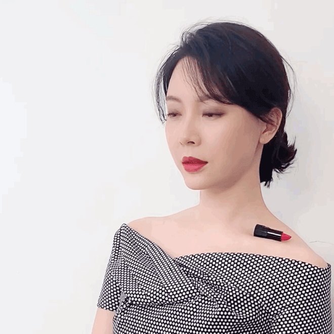 Dân mạng sốt rần rần với thử thách đặt son môi lên xương quai xanh: Vừa khoe được dáng mảnh mai lại vừa khoe được gia tài son 'khủng' - 1 Dân mạng sốt rần rần với thử thách đặt son môi lên xương quai xanh: Vừa khoe được dáng mảnh mai lại vừa khoe được gia tài son 'khủng' - 1