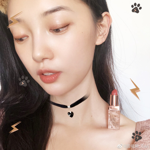 Dân mạng sốt rần rần với thử thách đặt son môi lên xương quai xanh: Vừa khoe được dáng mảnh mai lại vừa khoe được gia tài son 'khủng' - 3 Dân mạng sốt rần rần với thử thách đặt son môi lên xương quai xanh: Vừa khoe được dáng mảnh mai lại vừa khoe được gia tài son 'khủng' - 3