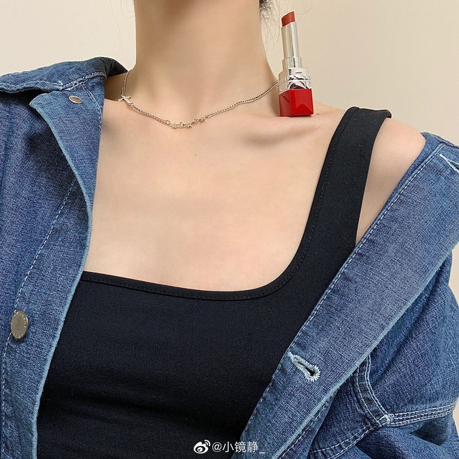 Dân mạng sốt rần rần với thử thách đặt son môi lên xương quai xanh: Vừa khoe được dáng mảnh mai lại vừa khoe được gia tài son 'khủng' - 5 Dân mạng sốt rần rần với thử thách đặt son môi lên xương quai xanh: Vừa khoe được dáng mảnh mai lại vừa khoe được gia tài son 'khủng' - 5