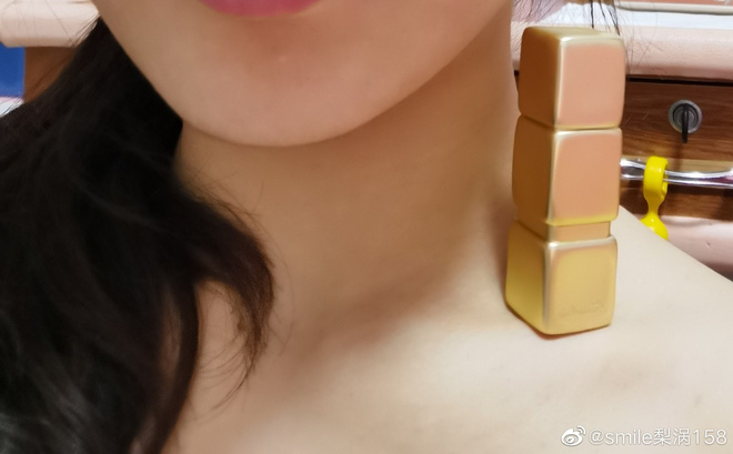 Dân mạng sốt rần rần với thử thách đặt son môi lên xương quai xanh: Vừa khoe được dáng mảnh mai lại vừa khoe được gia tài son 'khủng' - 11 Dân mạng sốt rần rần với thử thách đặt son môi lên xương quai xanh: Vừa khoe được dáng mảnh mai lại vừa khoe được gia tài son 'khủng' - 11
